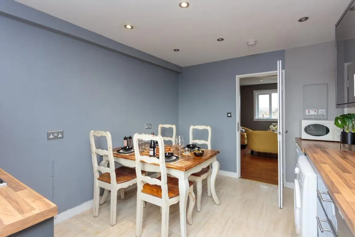 Gorgeous 3-Bed Flat, 15 Minutes To City Centre Édimbourg 0*,  Royaume-Uni