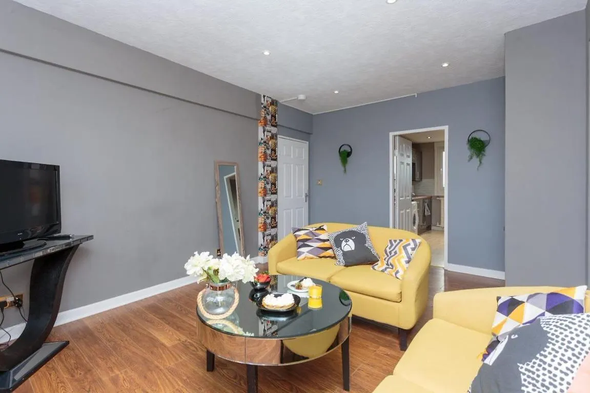 Gorgeous 3-Bed Flat, 15 Minutes To City Centre Edinburgh 0*,