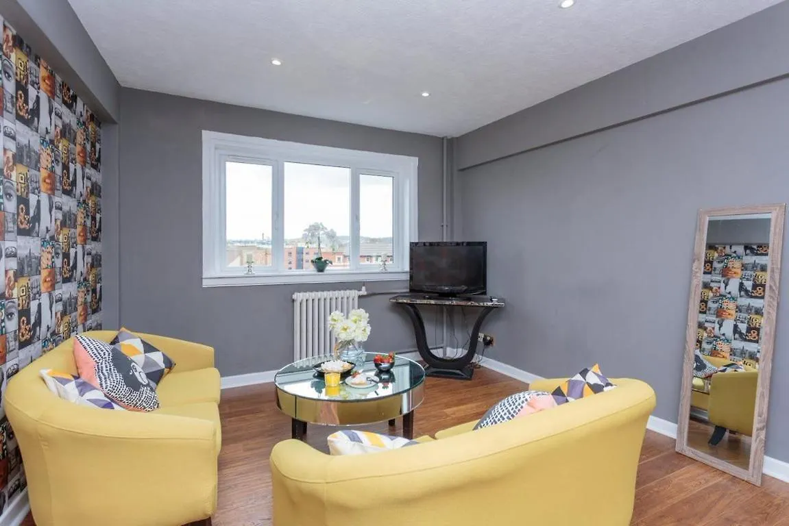 Gorgeous 3-Bed Flat, 15 Minutes To City Centre Edinburgh Apartment