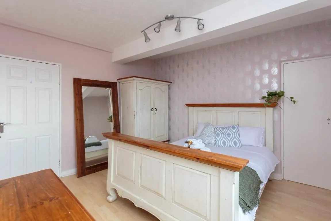 Gorgeous 3-Bed Flat, 15 Minutes To City Centre Edinburgh Apartment