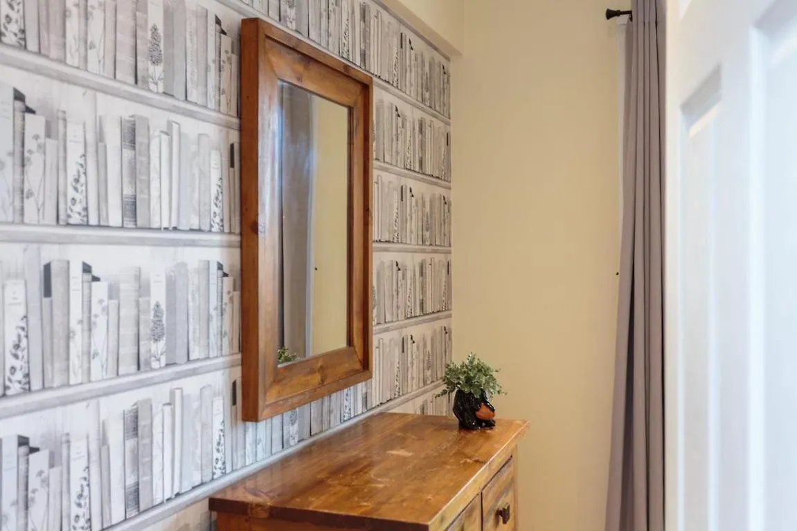 Gorgeous 3-Bed Flat, 15 Minutes To City Centre Edinburgh Apartment