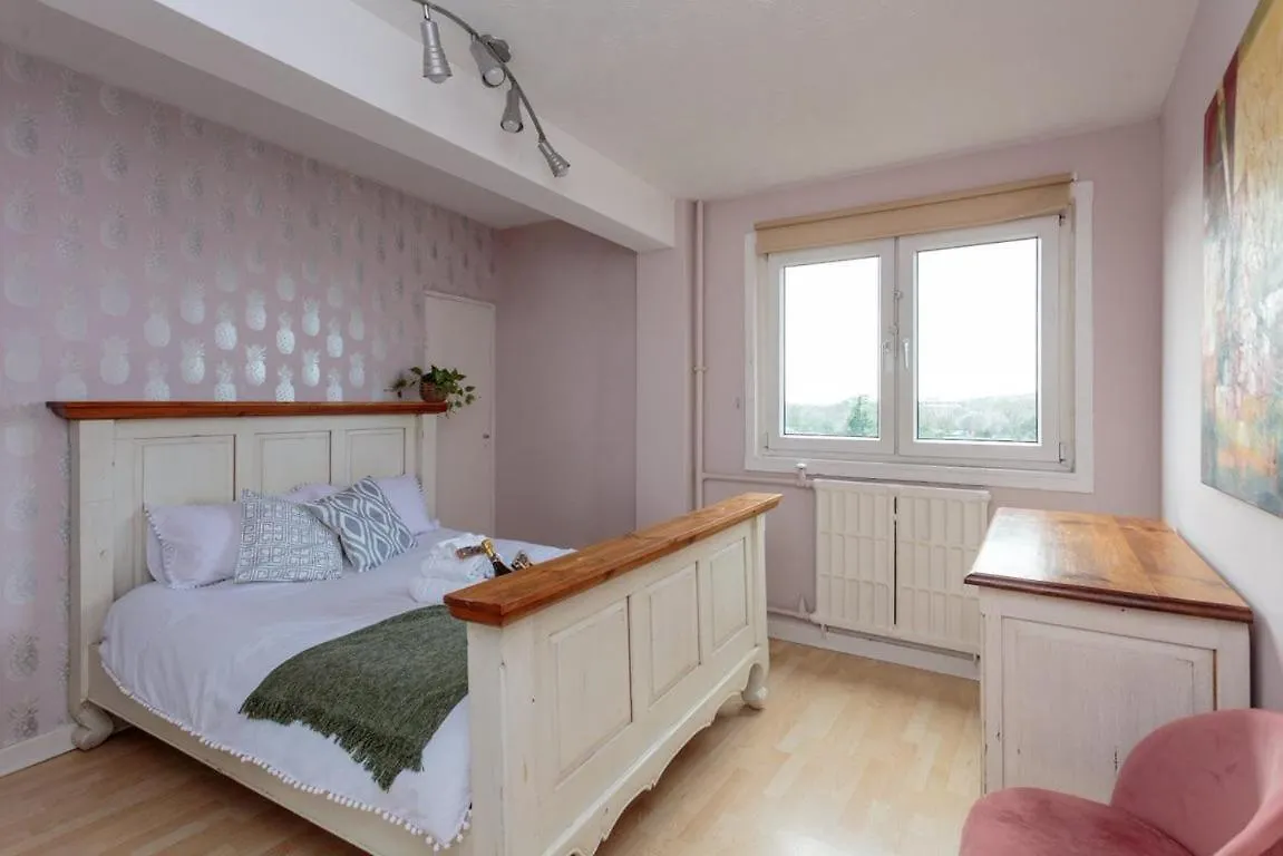 Gorgeous 3-Bed Flat, 15 Minutes To City Centre Edinburgh 0*,