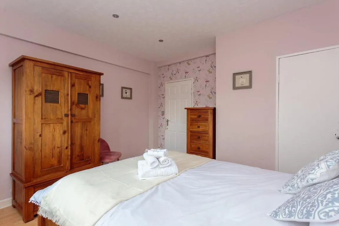 Apartment Gorgeous 3-Bed Flat, 15 Minutes To City Centre Edinburgh