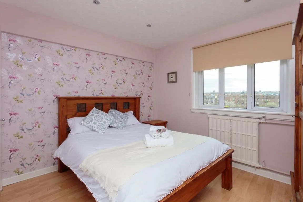 Apartment Gorgeous 3-Bed Flat, 15 Minutes To City Centre Edinburgh