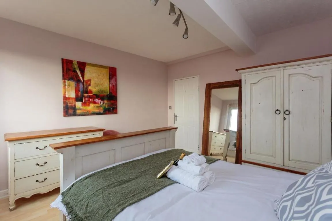 Gorgeous 3-Bed Flat, 15 Minutes To City Centre Edinburgh Apartment