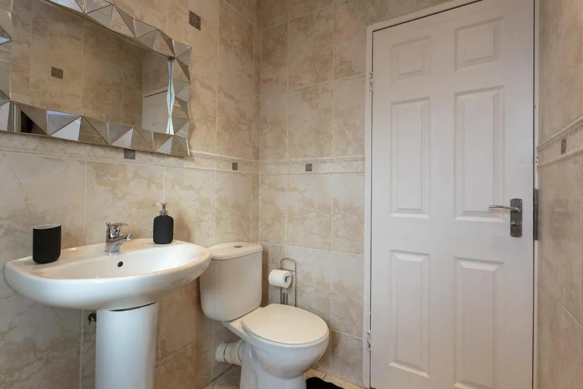 Gorgeous 3-Bed Flat, 15 Minutes To City Centre Edinburgh Apartment
